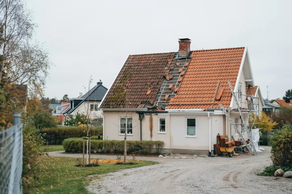 l gga om taket eller renovera s v ljer du r tt l sning f r ett tryggt och h llbart tak